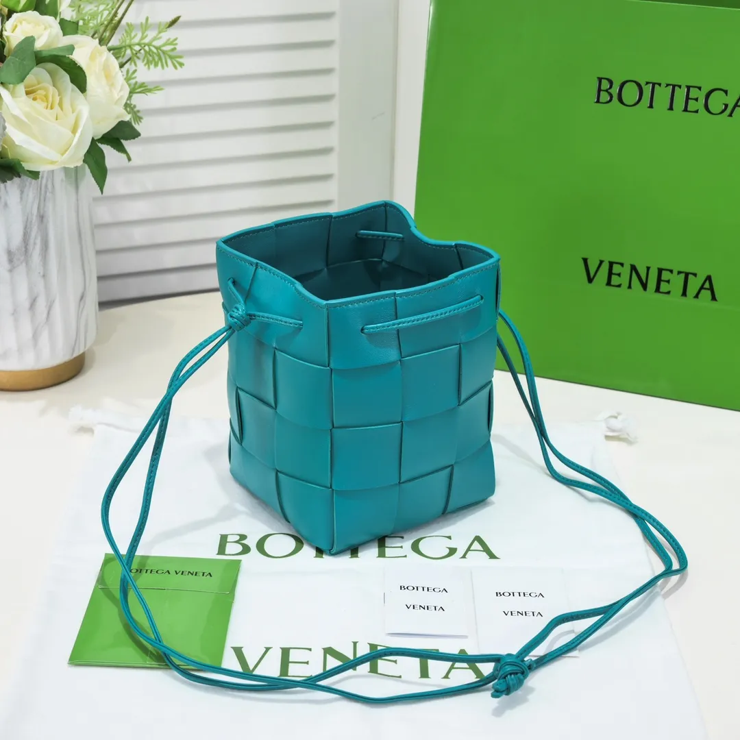 Large shiny blue 🔻Bottega veneta* new woven small bucket bag latest series # The square bag shape is matched with classic woven elements, drawstring design, minimalism, and has a very large capacity. Every color is beautiful, it is simple but has a cool style, both men and women can control it, and the upper body is fashionable and classy! Style number: 6612# Large size: 19cm